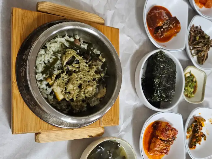 테이블에 놓인 전복밥과 반찬들
