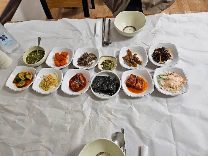 테이블 가득 차려진 한 상 차림