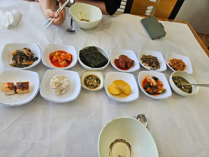 테이블에 놓인 반찬과 밥