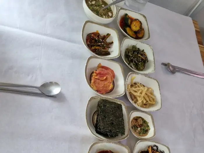 테이블에 놓인 작은 접시들