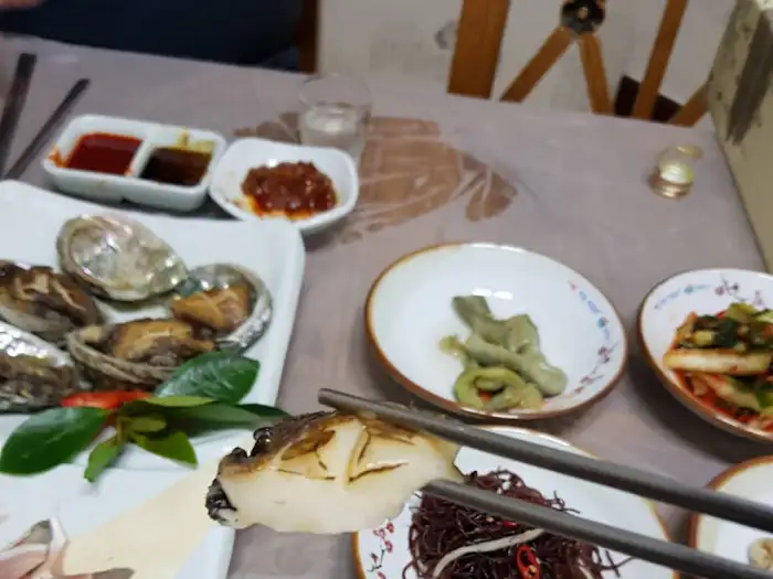 테이블에 차려진 음식
