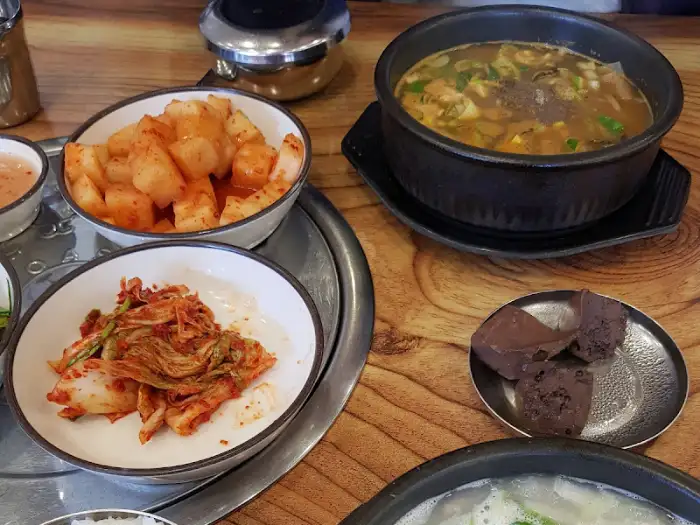 김치와 깍두기, 그리고 작은 접시에 담긴 국물