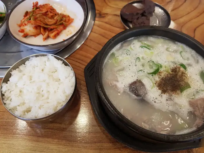 흰 쌀밥과 국물이 담긴 뚝배기