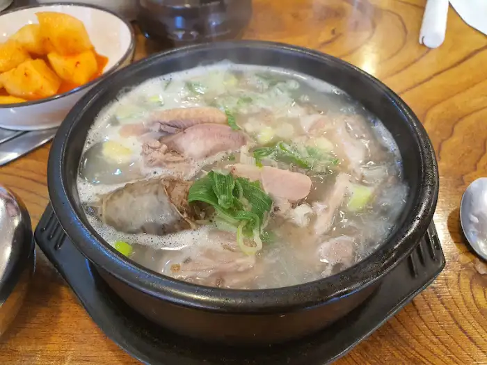 국물에 고기가 듬뿍 들어있는 모습