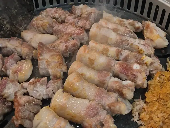 노릇하게 구워지고 있는 삼겹살