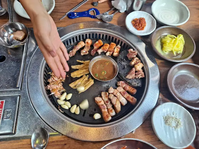 고기를 굽는 모습
