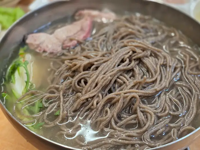 테이블에 놓인 푸짐한 막국수 한 그릇