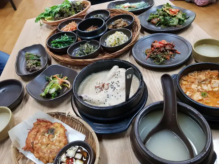 다양한 반찬과 함께 차려진 한상차림