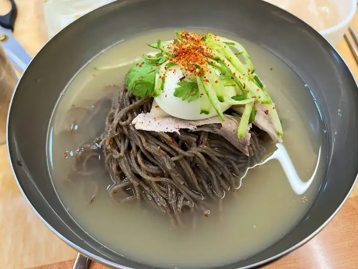 김치 고명이 올라간 물막국수