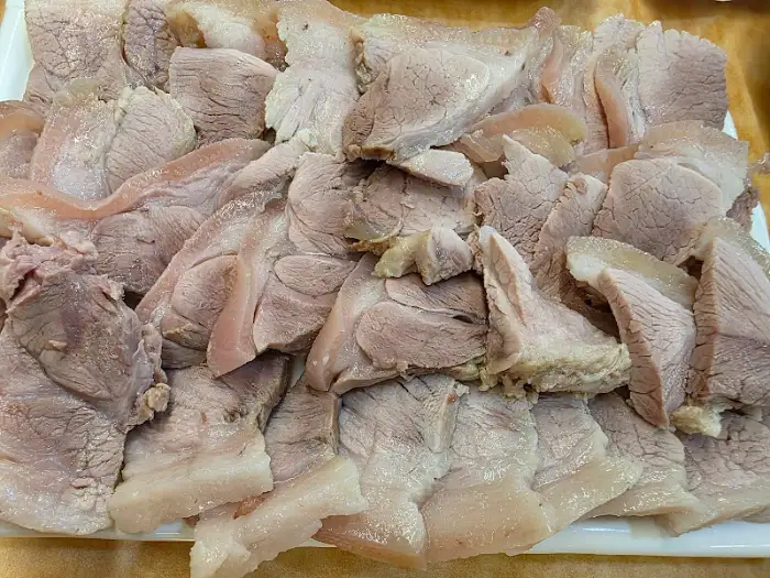 삶아져 나온 편육의 단면