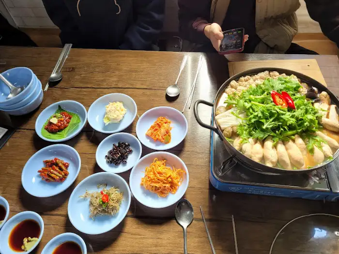 테이블 위에 차려진 다양한 반찬과 찌개