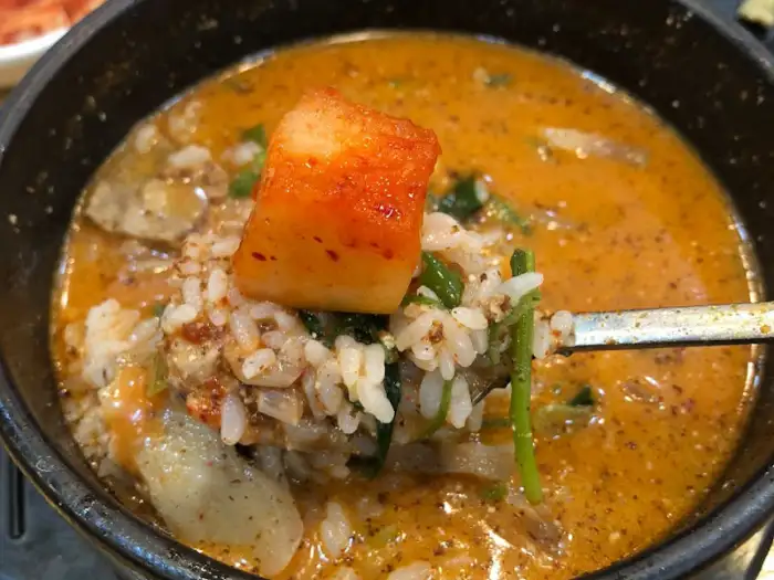김이 모락모락 나는 얼큰 순대국