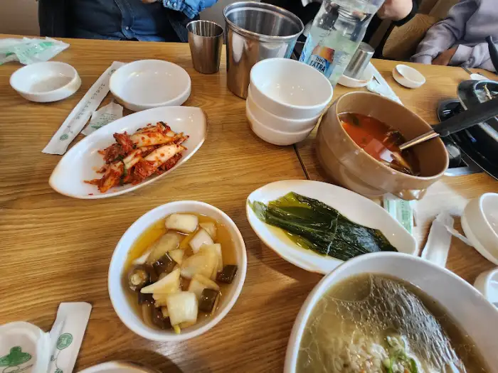 식탁에 차려진 다양한 음식들