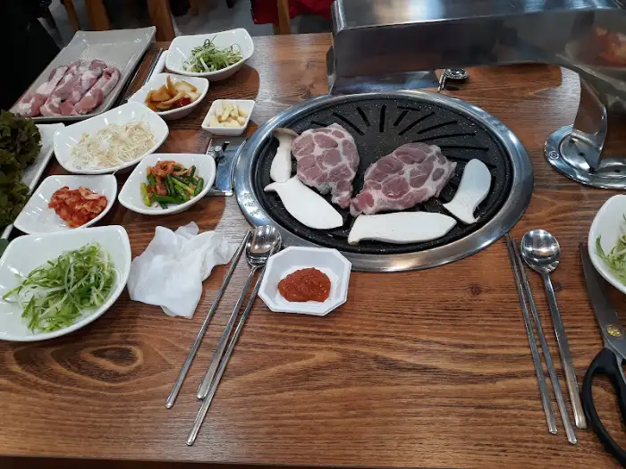 불판에 구워지는 돼지고기와 버섯
