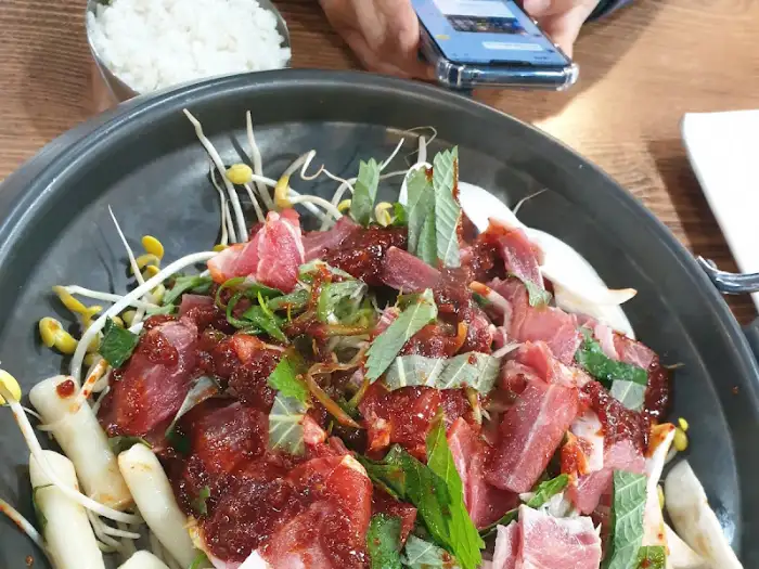 매콤하게 조리된 돼지고기 요리