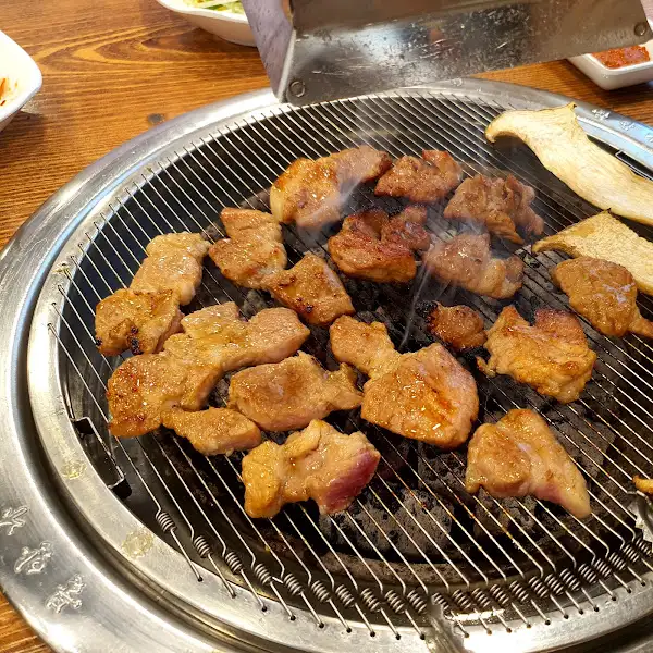 잘 구워진 돼지고기 조각들