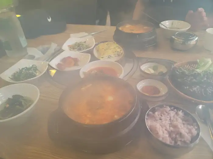 테이블에 차려진 푸짐한 점심 한상