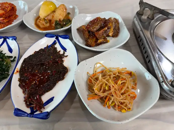 김치와 함께 나온 생선 요리