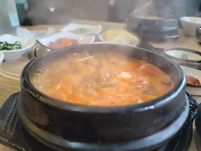 뜨끈하게 끓고 있는 청국장 뚝배기