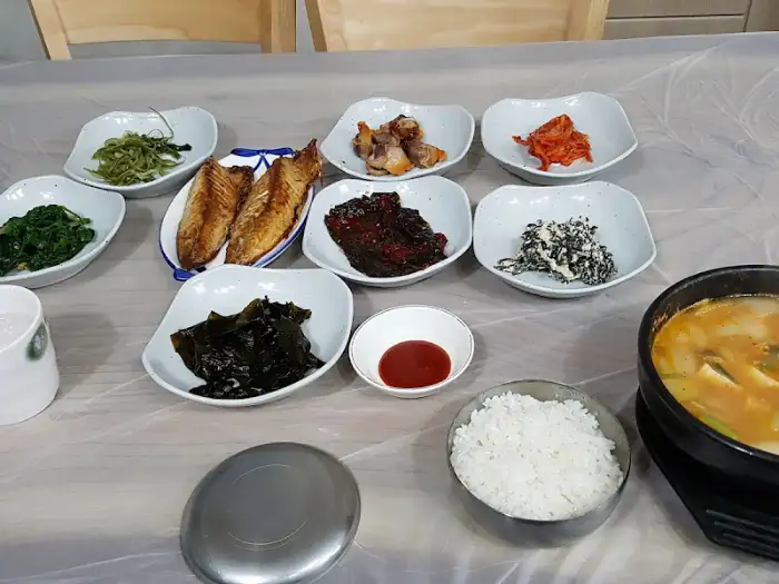 밥과 찌개, 그리고 다양한 반찬