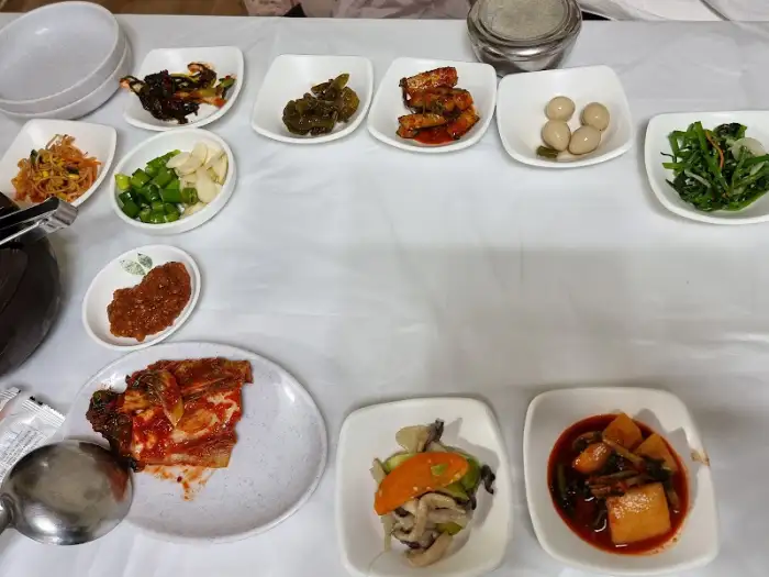 테이블 가득 놓인 다양한 반찬들