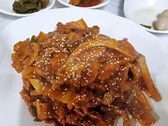 양념이 고르게 배어든 제육볶음 클로즈업