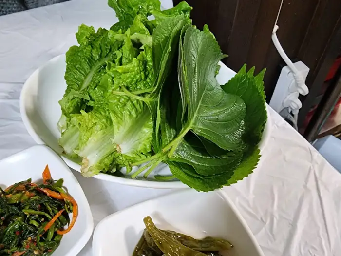 싱싱한 쌈 채소와 쌈장