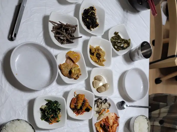 다양한 밑반찬 구성