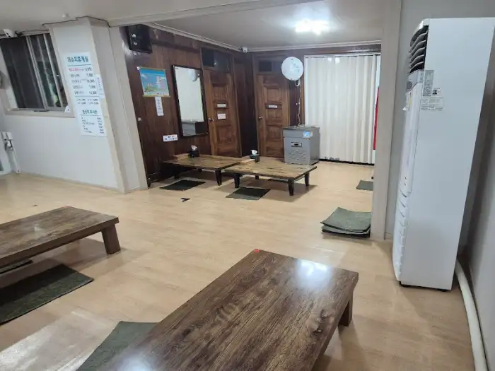 식당 내부 테이블 모습