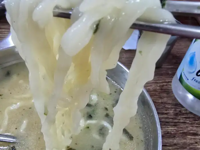젓가락에 걸린 칼국수 면