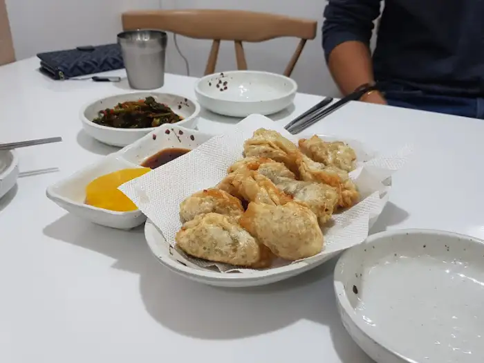 바삭하게 구워진 만두
