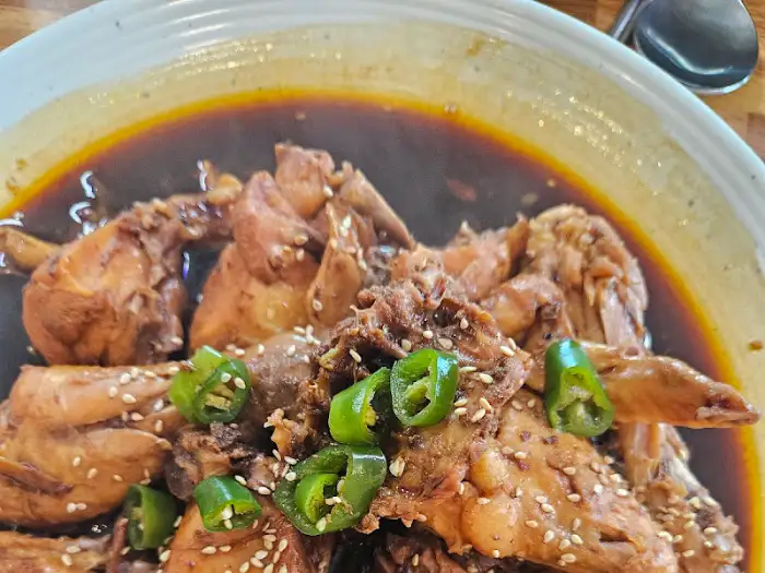 찜닭의 윤기 나는 닭고기 클로즈업