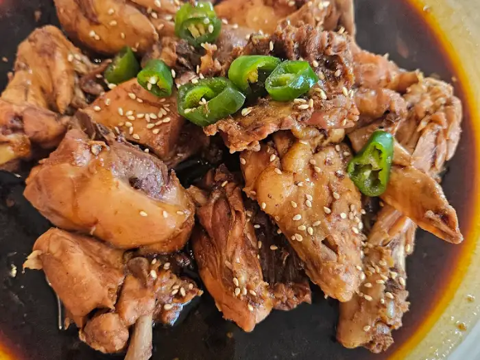 찜닭 위에 뿌려진 깨와 고추