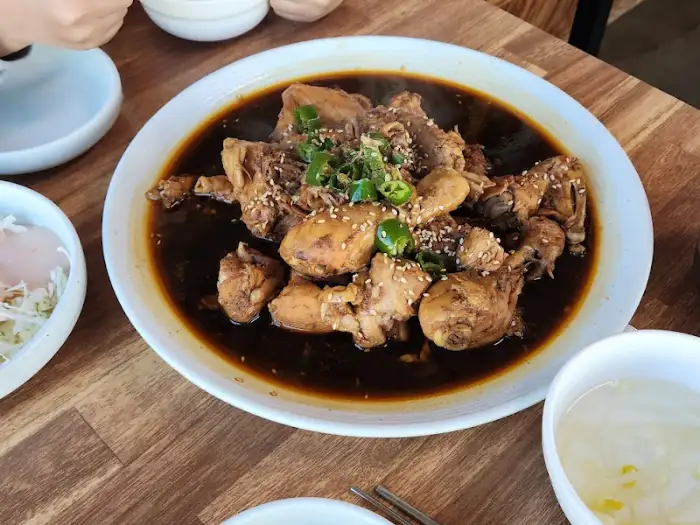 접시에 덜어 먹는 찜닭