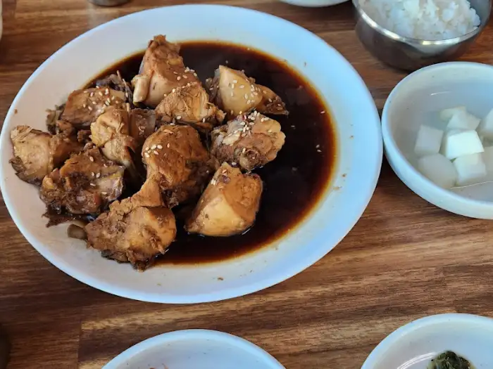 찜닭 조각과 밥
