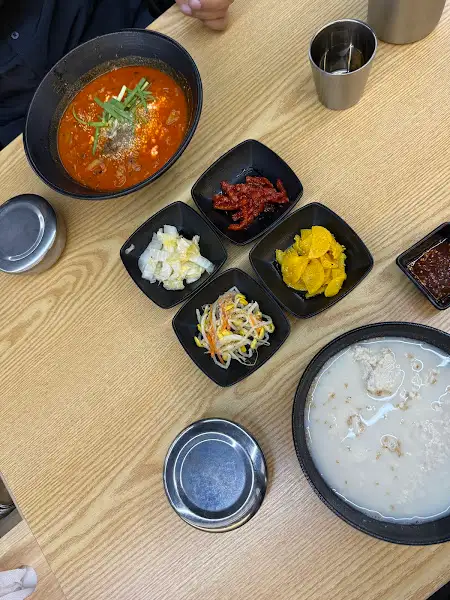 다양한 반찬과 순두부찌개