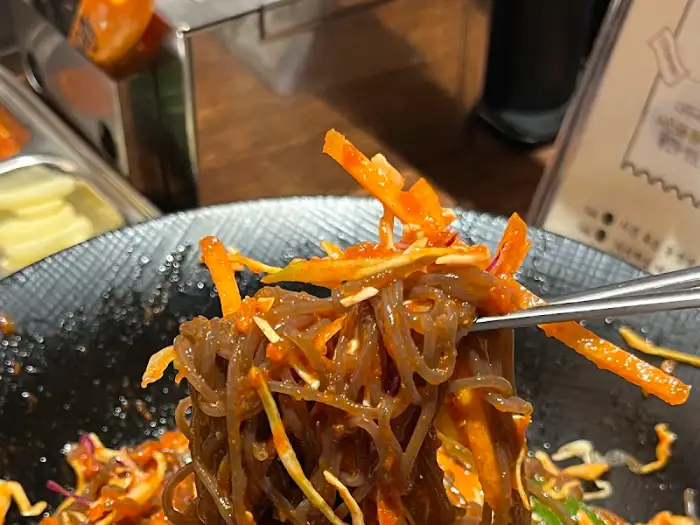 막국수 비비는 모습