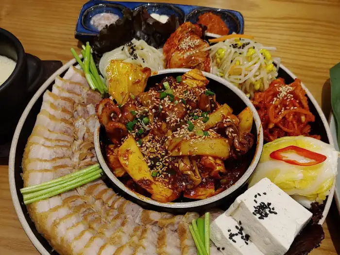 푸짐하게 차려진 쭈꾸미 보쌈 한상차림