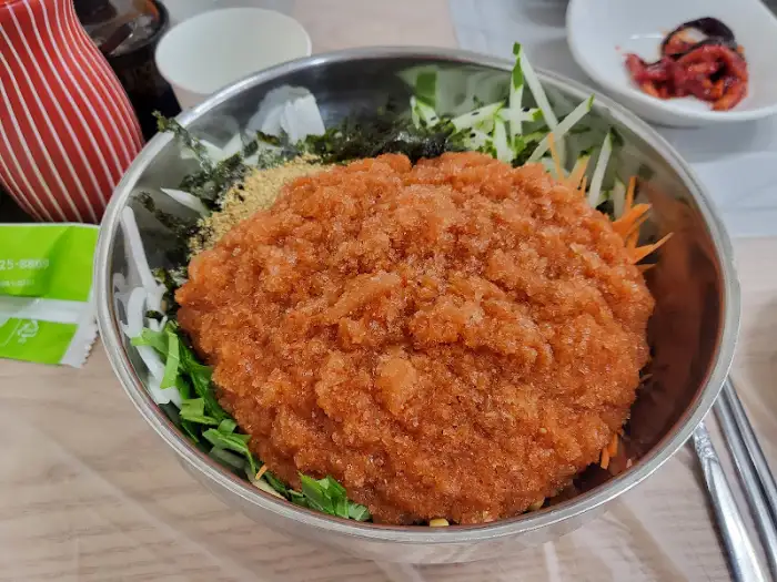신선한 채소와 회가 어우러진 물회