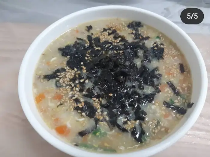 김가루와 참깨가 뿌려진 곰탕