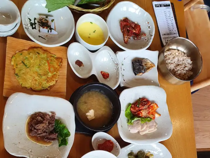 정갈하게 차려진 반찬과 메인 요리