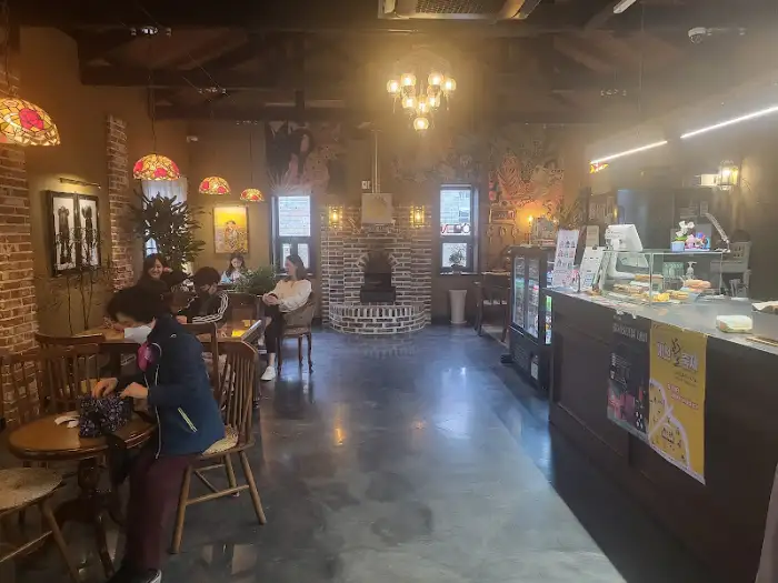 카페 내부의 편안한 분위기