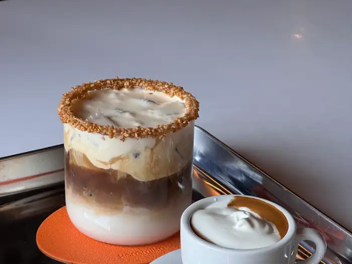커피와 음료 두 잔