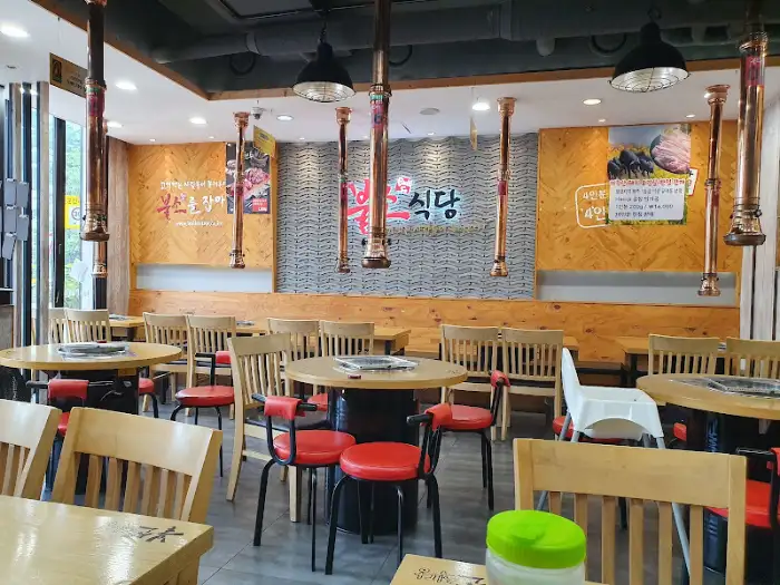 따뜻하고 정겨운 식당 내부 모습