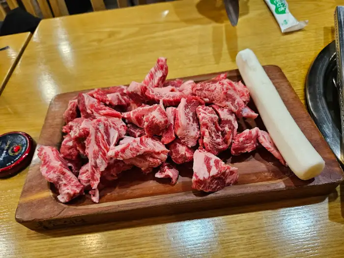 신선한 생고기 한 접시