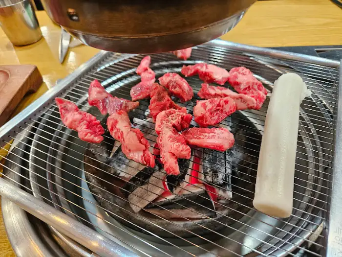 숯불 위에서 익어가는 생고기