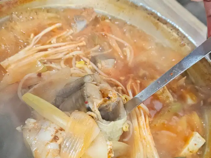 끓고 있는 동태찌개 모습