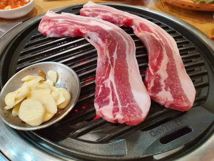 쌈 채소에 싸 먹는 불판 위 고기
