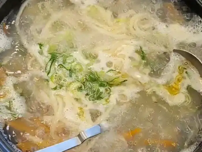 수문옥 쭈꾸미 보리밥 비벼먹는 모습