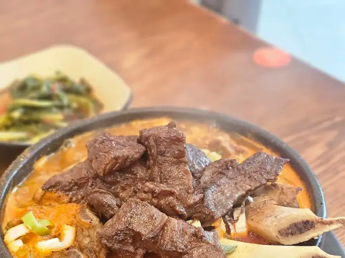 푸짐하게 담긴 우갈탕